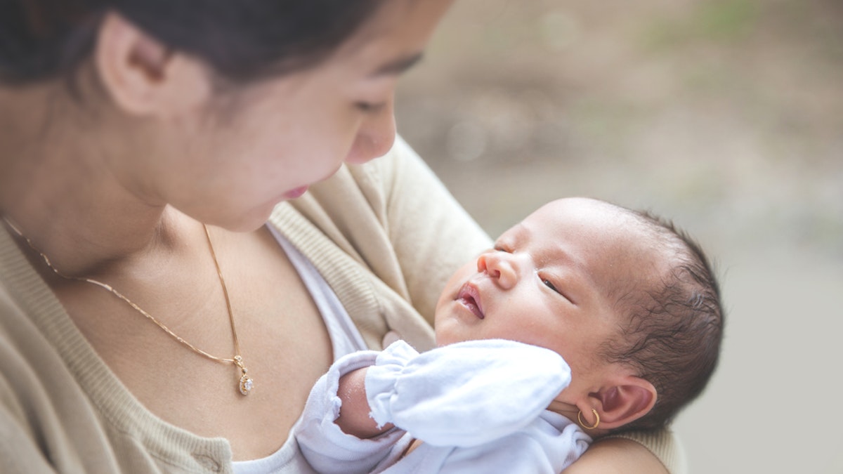 Cara Menggendong Bayi Baru Lahir: Panduan Lengkap untuk Para Orang Tua